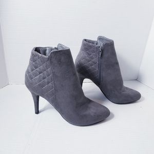 DEXFLEX COMFORT GRAY HEELED BOOT SIZE 7